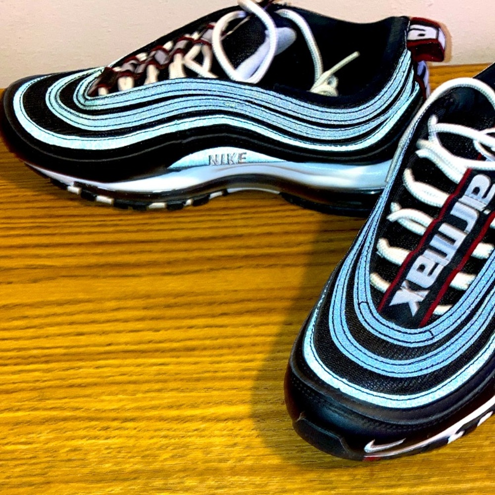 Airmax 97 premium black & white with reflective
detailing.